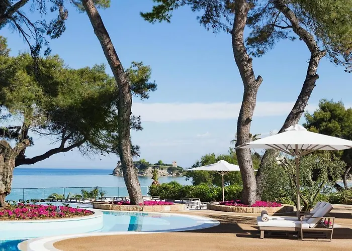 אתר נופש Sani Club 5*